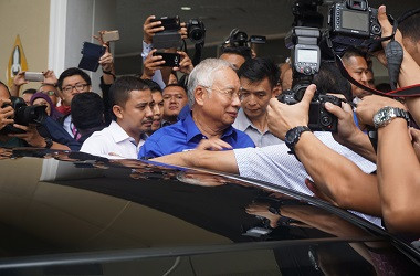 Massa Berkumpul di Bandara Subang untuk 'Hentikan' Najib