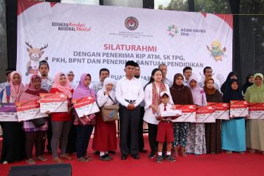 Menko PMK Bagikan Bantuan Sosial di Malang