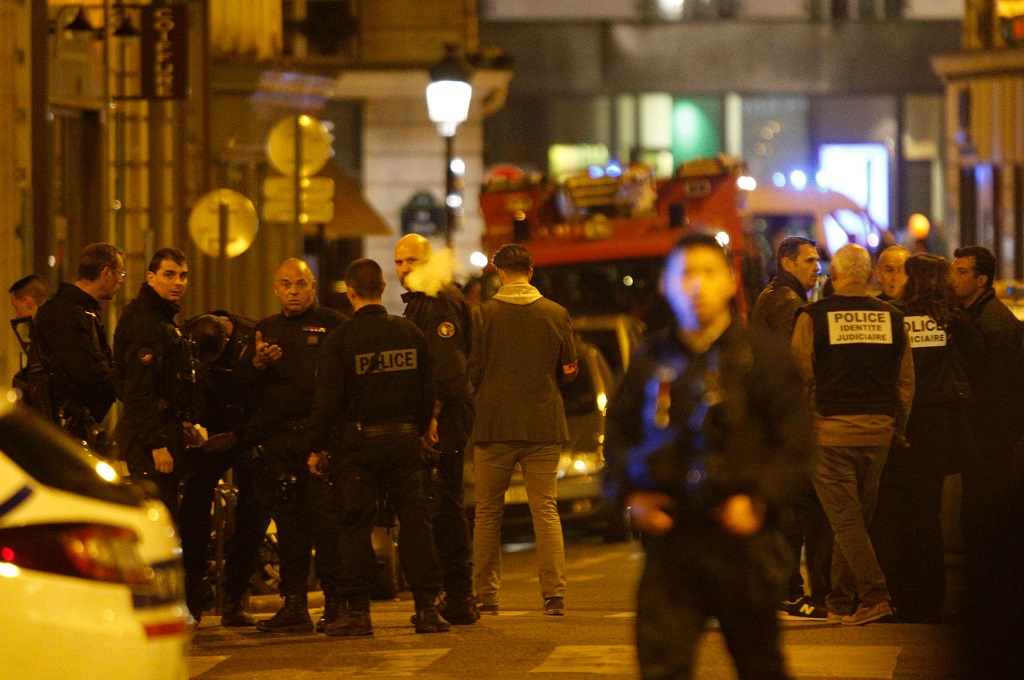 Warga setempat dan polisi berada di jalan Monsigny di Paris, tempat terjadinya serangan penusukan yang menewaskan satu orang, Sabtu 12 Mei 2018. (Foto: AFP/GEOFFROY VAN DER HASSELT)