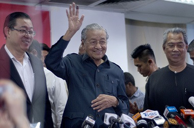 Mahathir: Najib Harus Hadapi Konsekuensi Kasus Korupsi