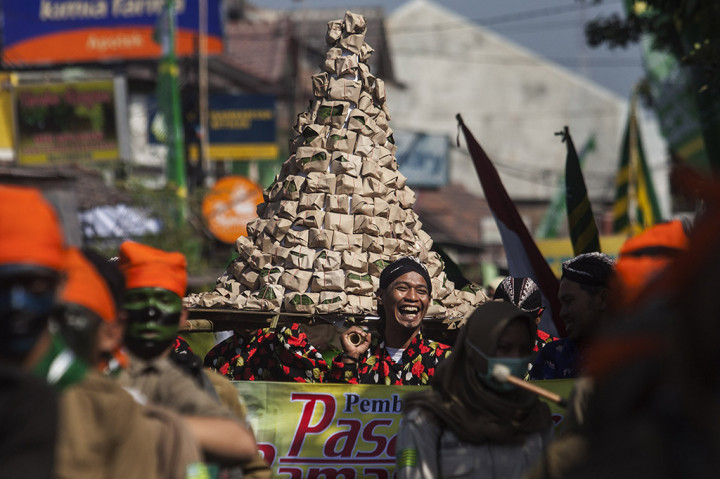 Jelang Ramadan, Warga Yogyakarta Gelar Kirab Grebeg Takjil