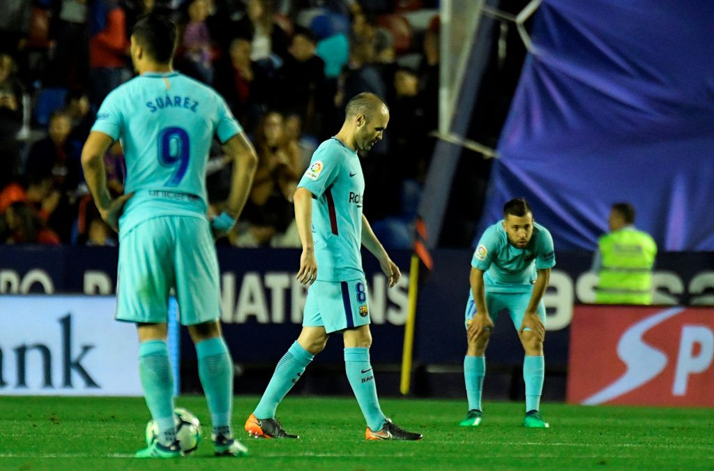 Para pemain Barcelona meratapi kekalahan di markas Levante (Foto: AFP)