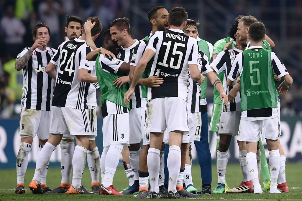 Para pemain Juventus merayakan kesuksesan mereka meraih scudetto ketujuh secara beruntun (Foto: AFP)