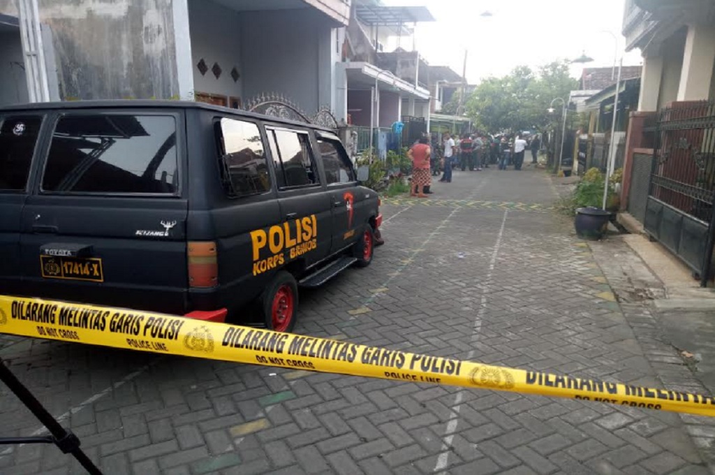 Suasana di sekitar rumah di Kabupaten Malang yang digeledah pada Senin 14 Mei 2018, diduga dihuni terduga teroris, Medcom.id - Daviq Umar