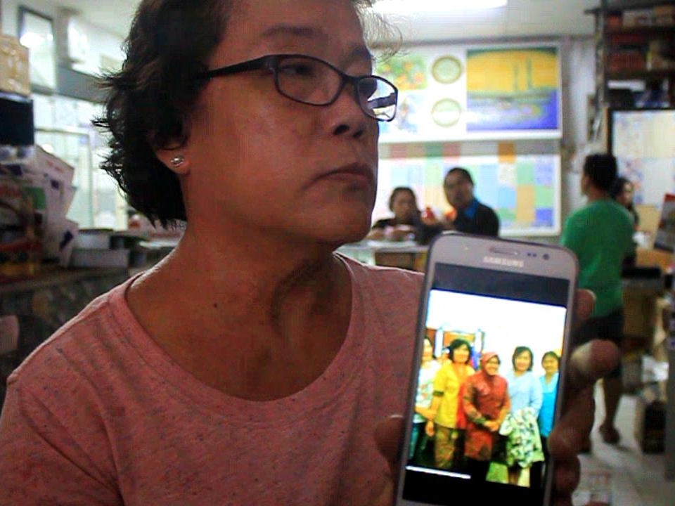 Shirle Gunawan memperlihatkan keluarganya yang menjadi korban bom gereja di Surabaya, Jawa Timur. Medcom.id/Ahmad Rofahan