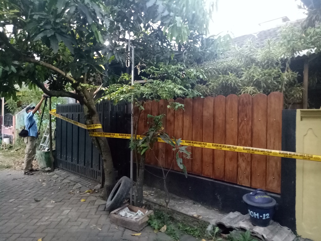 Rumah terduga teroris di Malang, digeledah polisi. (MEdcom.id/Daviq)