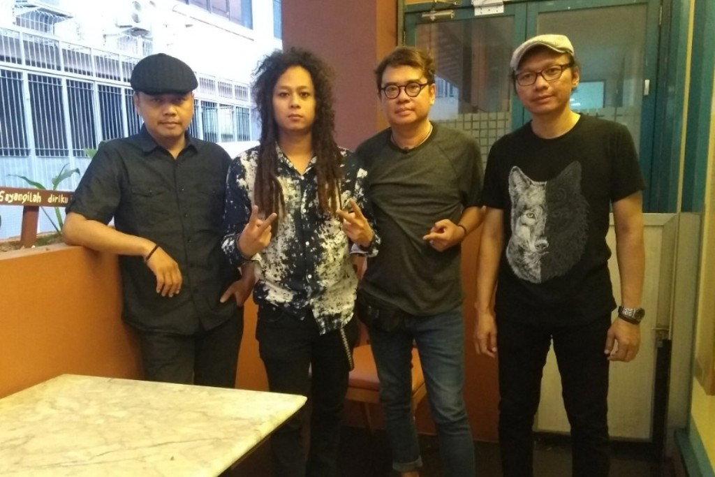Stinky dengan vokalis barunya, Yoda Idol (Foto: Purba Wirastama)