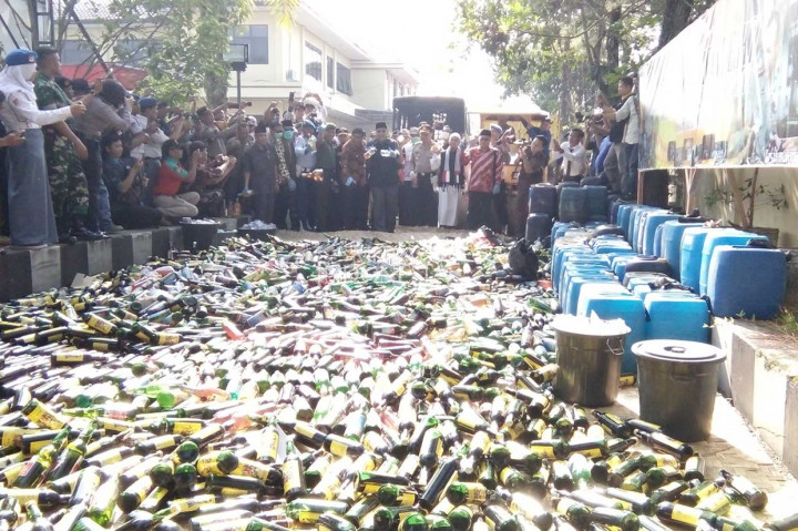Polres Tasikmalaya Musnahkan Ribuan Botol Miras