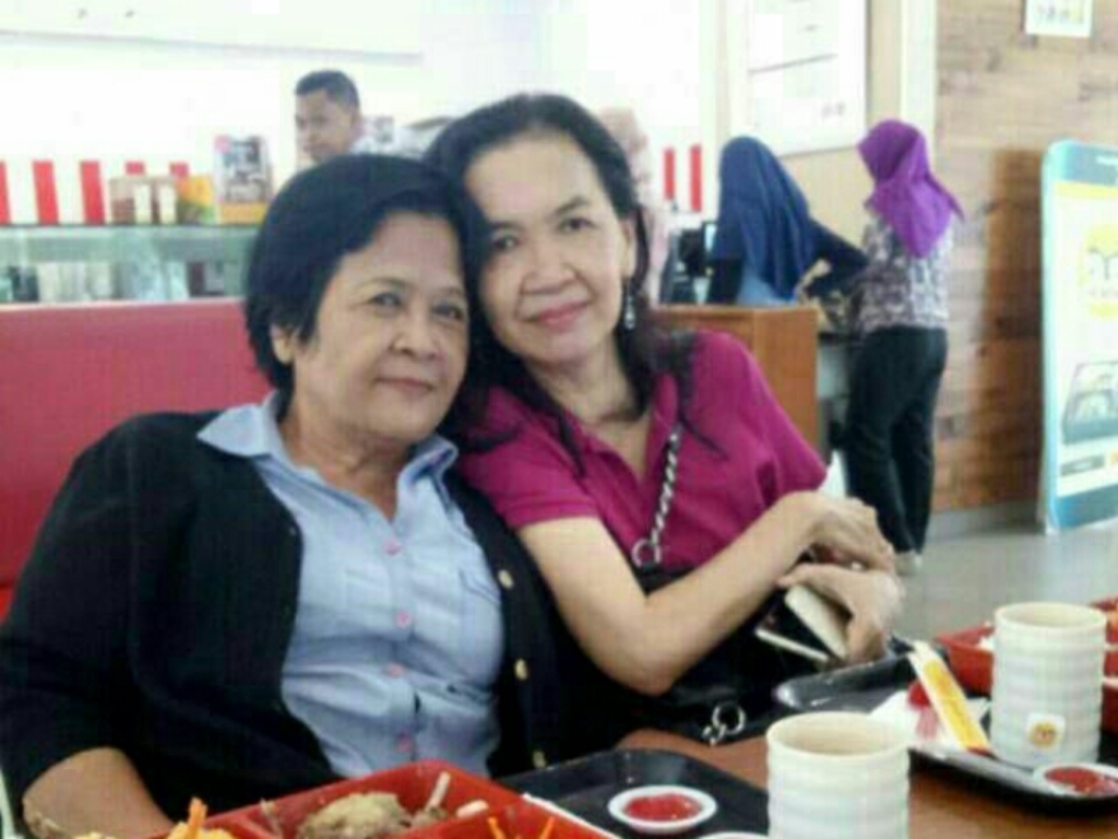 Sri, 66, semasa hidup (baju biru hitam). (Dokumentasi keluarga)