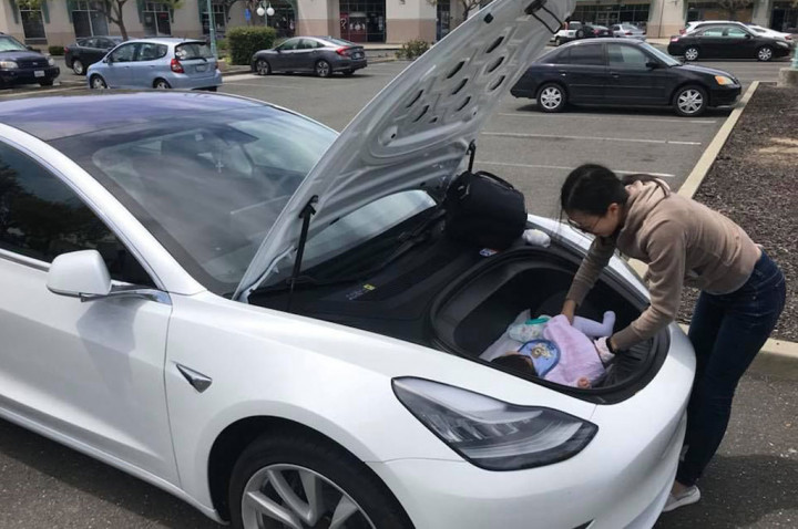 Ibu Ini Ganti Popok Bayi di Bagasi Depan Tesla Model 3