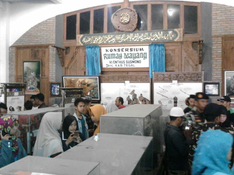 Suasana rumah duka dan tempat pemakaman almarhum ki Enthus Susmono di Tegal, Jawa Tengah. (Medcom.id/Kuntoro Tayubi)