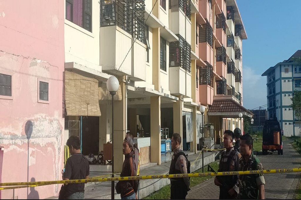 Suasana di Rusun Wonocolo Sidoarjo saat polisi mensterilkan lokasi ledakan bom, Senin 14 Mei 2018, Medcom.id - Hadi