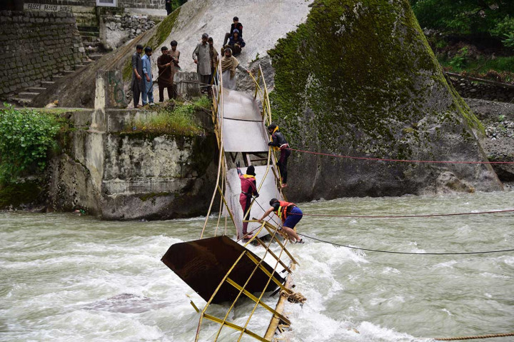 Jembatan di Lokasi Wisata Ambruk, 5 Orang Tewas