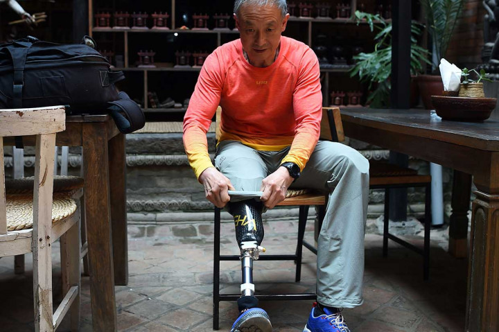 Tanpa Dua Kaki, Pria Ini Capai Puncak Everest