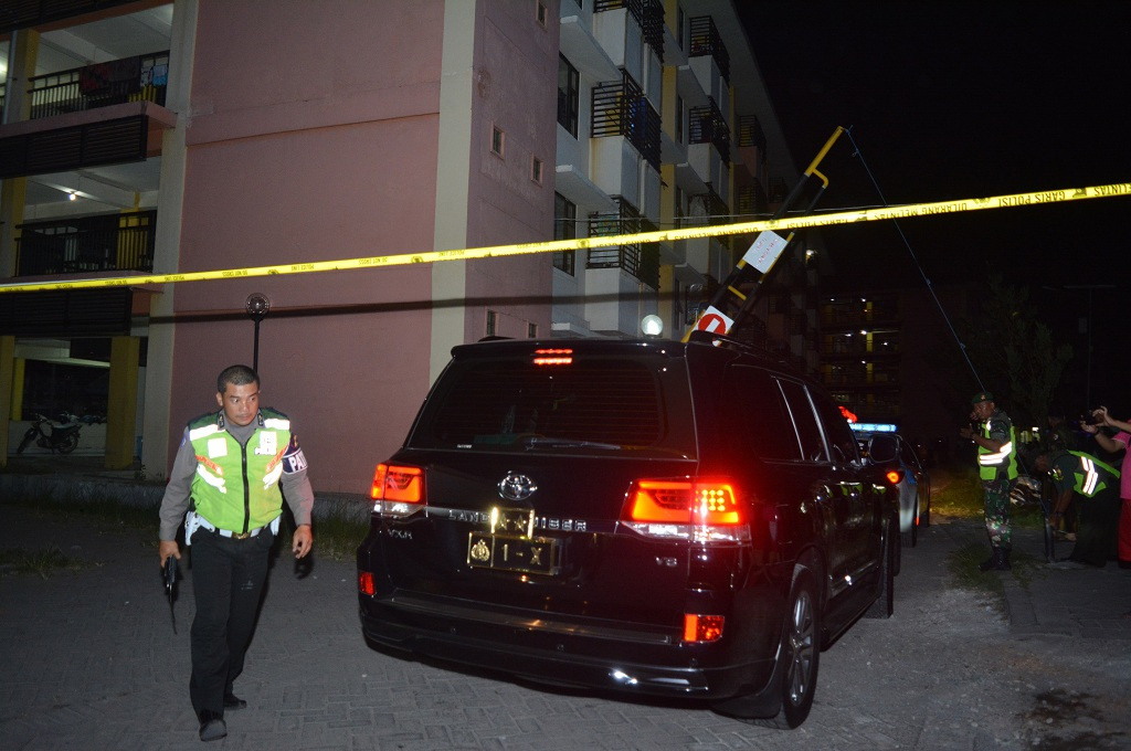 Kendaraan Kapolda Jatim memasuki lokasi ledakan bom di Rusunawa Wonocolo, Sidoarjo, Minggu malam 13 Mei 2018, Ant - Umarul Faruq