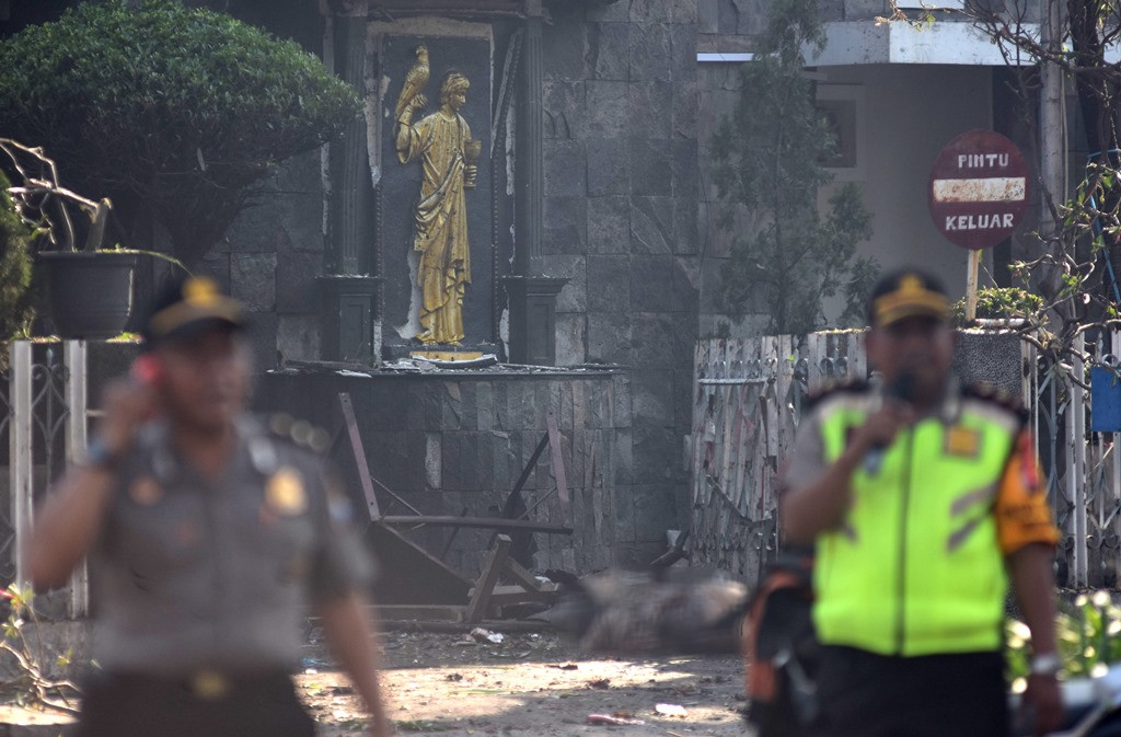 Polisi bersiaga di sekitar lokasi ledakan di Gereja Katolik Santa Maria Tak Bercela, Ngagel Madya, Surabaya, Jawa Timur. (ANT/M RISYAL HIDAYAT)