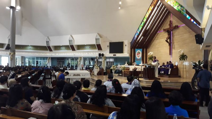 Isak Tangis Warnai Kedatangan Jenazah Korban Bom Surabaya