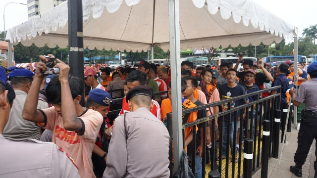 Penonton diperiksa di setiap pos jelang laga Persija vs Home United-Medcom.id/Kautsar