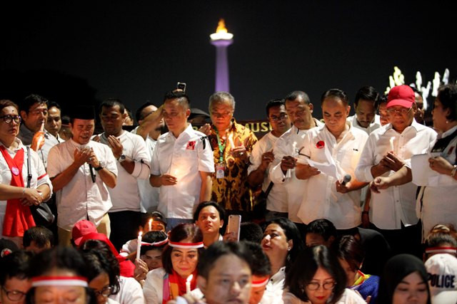 Massa Gelar Doa Bersama untuk Korban Bom Surabaya