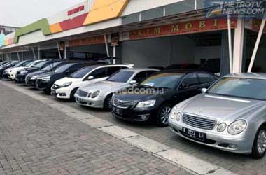 <i>Showroom</i> Mobil Bekas, Perbanyak Stok Mobil Keluarga