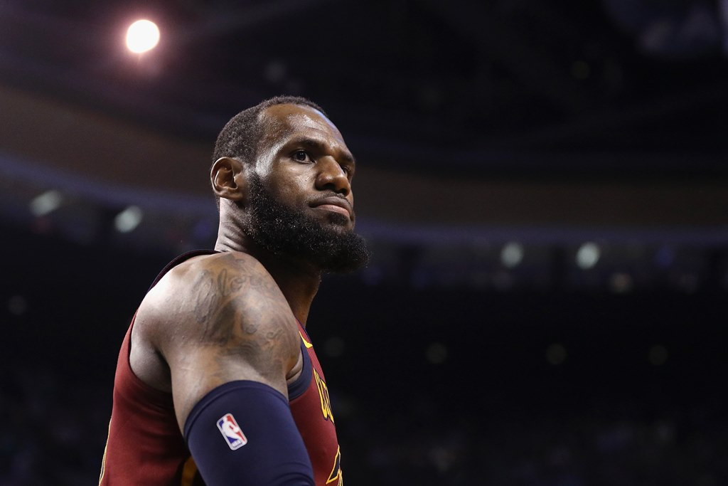 LeBron James usai Cleveland Cavaliers dikalahkan Boston Celtics (Foto: AFP/Maddie Meyer)