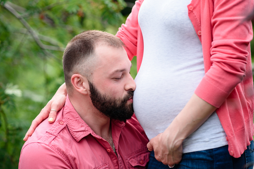 Membangun Ikatan dengan Bayi di Kandungan, Para Ayah Bisa Lakukan Ini