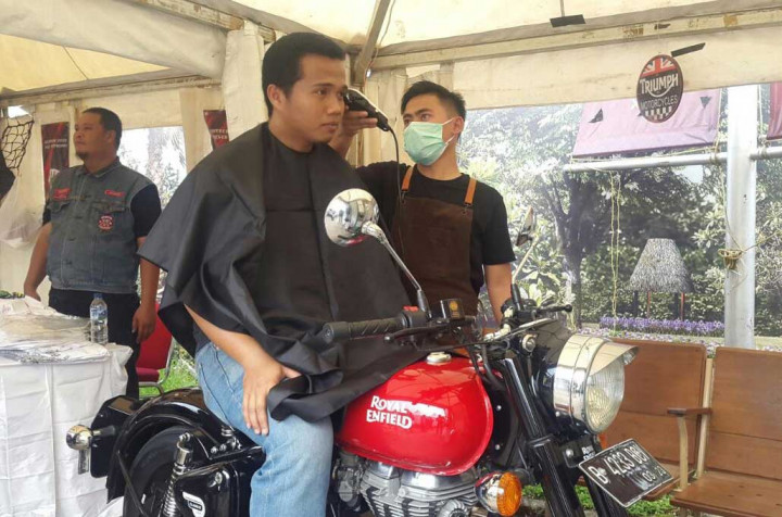 Sensasi Cukur Rambut di Atas Motor Klasik