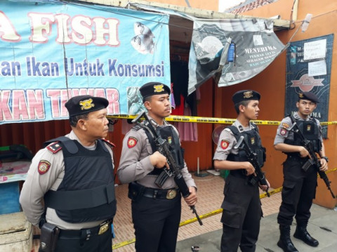 Polisi berjaga di lokasi penggerebekan terduga teroris di