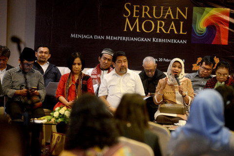 Aktivis perempuan Musdah Mulia (kedua kanan) beserta sejumlah