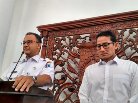 Gubernur DKI Jakarta Anies Baswedan (kiri) dan Wakilnya Sandiaga