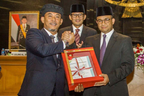 Ketua DPRD DKI Jakarta, Prasetio Edi Marsudi (kiri) bersama
