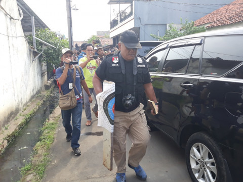 Polisi membawa buku yang diduga pedoman terorisme. (Foto: