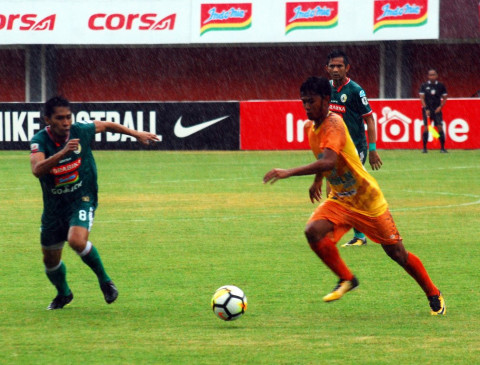 Pemain PSS Sleman, Syamsul Chaeruddin (kiri) yang mengalami