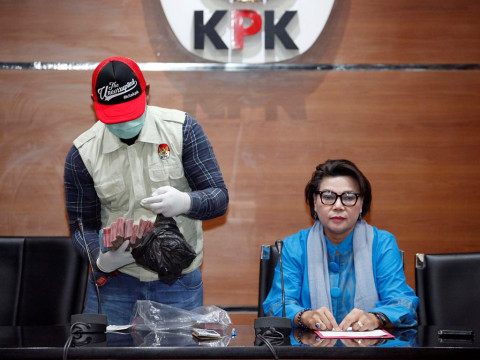 Wakil Ketua KPK Basaria Pandjaitan (kanan) menyaksikan penyidik