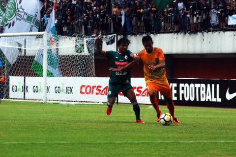 Pemain PSS, Tambun Naibaho (berkostum hijau) saat berebut bola