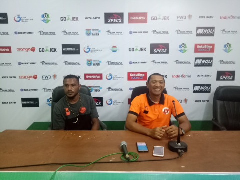 Pelatih Perseru Serui I Putu Gede saat menghadiri konferensi