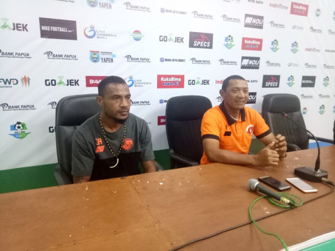 Pelatih Perseru Serui, I Putu Gede dan pemain Perseru, Jaelani