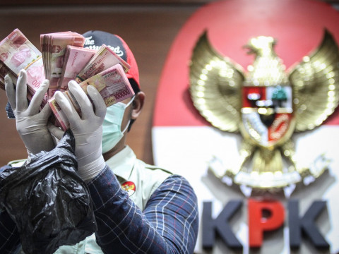 Petugas menunjukkan barang bukti OTT KPK di Bengkulu Selatan,