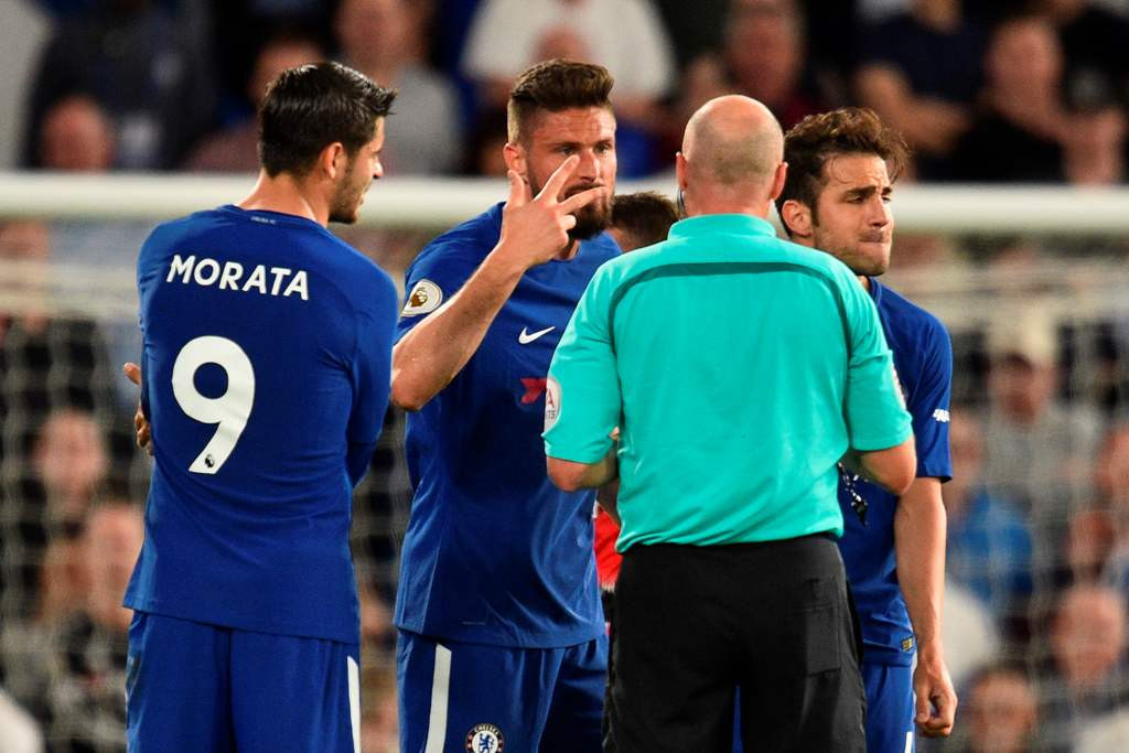 Para pemain Chelsea sedang memprotes wasit Lee Mason. (AFP PHOTO / Glyn KIRK)