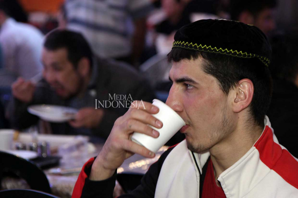 Umat Muslim Rusia Buka Puasa Hari Pertama