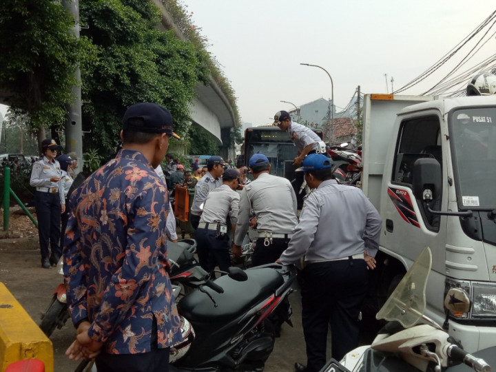 Parkir Seenaknya, Motor Satpol PP Diangkut Dishub