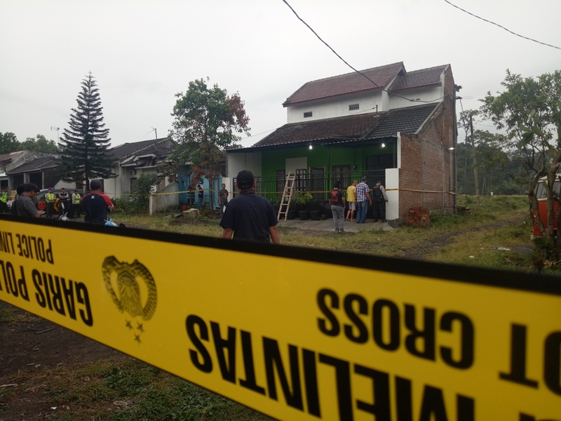 Rumah HS di Perum Bukit Singosari Raya Gang 1 RT 01/RW 10 Desa Candirenggo, Kecamatan Singosari, Kabupaten Malang, Jawa Timur digeledah polisi, Kamis 17 Mei 2018. Medcom.id/Daviq Umar Al Faruq