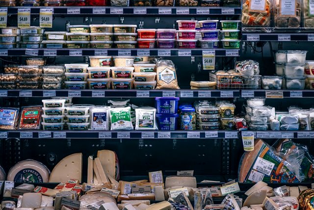Untuk mengoptimalkan kesegaran bahan makanan di bulan Ramadan, berikut lima tips simpel dari untuk mengelola penyimpanan di dalam lemari es. (Foto: Igor Ovsyannykov/Unsplash.com)