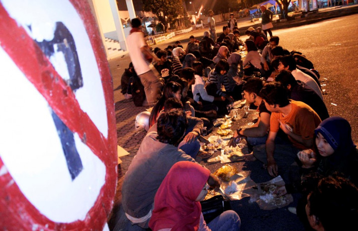 Di Balik Larangan <i>Sahur On The Road</i>