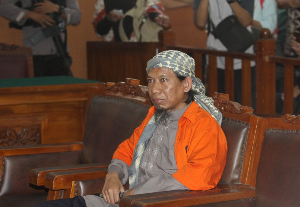 Terdakwa kasus dugaan teror bom Thamrin Aman Abdurrahman alias Oman (tengah) menjalani sidang perdana dengan agenda pembacaan dakwaan di PN Jakarta Selatan. Foto: Antara/Reno Esnir.