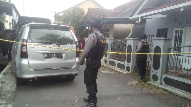 Polisi bersenjata lengkap mengamankan lokasi penggeledahan di Perumahan Mitra Batik, Tasikmalaya, Jawa Barat. Octavianus Dwi Sutrisno/Medcom.id