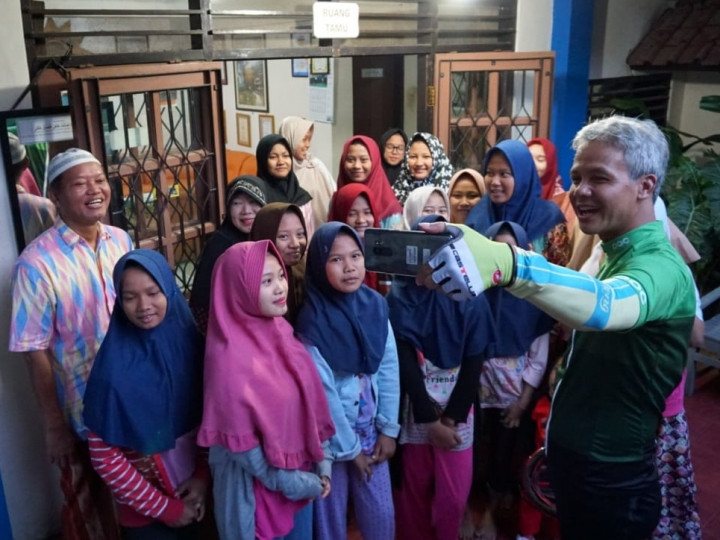 Ganjar Ngabuburit Dengan Gowes Sembari Berbagi Rezki