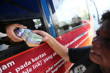 Penukaran Uang di Solo Wajib Mencelupkan Jari