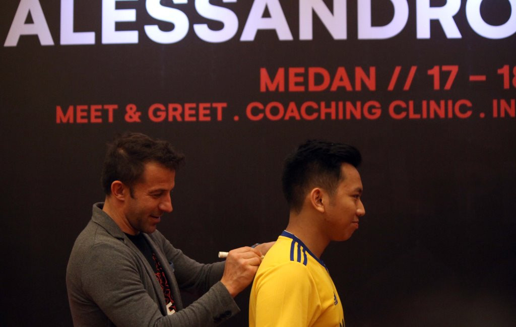 Alessandro Del Piero (kiri) sedang menandatangani jersey salah satu penggemarnya di Medan (Foto: Antara/Septianda Perdana)