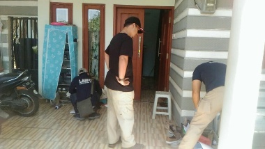 Petugas Olah TKP Rumah Teduga Teroris di Sidoarjo